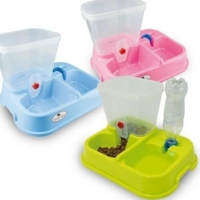 Comedero y bebedero dispensador Ibañez de plástico en colores azul, rosa y verde para perros y gatos
