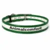 Collar AnimalComfort poliuretano personalizado bandera de Andalucía Collar de poliuretano AnimalComfort para perros, con diseño bicolor verde y blanco que simula la bandera de Andalucía, y texto 'Animalcomfort' en relieve 3D negro. Incluye herrajes metálicos.