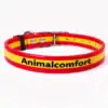 Collar de poliuretano AnimalComfort bandera España personalizado Collar de perro de poliuretano AnimalComfort con diseño de bandera de España y texto negro en relieve 3D.